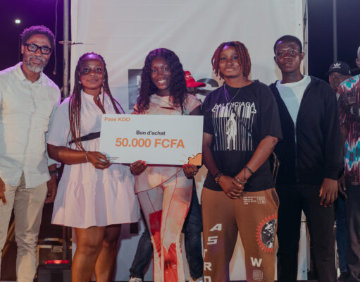 Orange Côte d’Ivoire : Les premiers gagnants du jeu Pass Kdo Max reçoivent leurs lots à Yopougon.