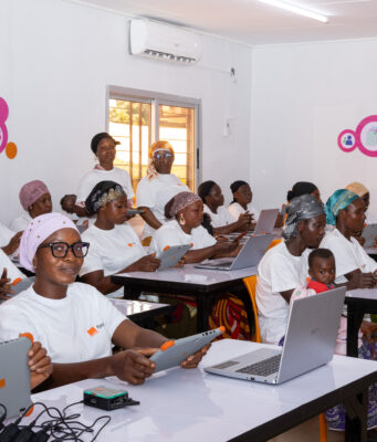 Fondation Orange : plus de 8 650 femmes formées grâce aux Maisons Digitales